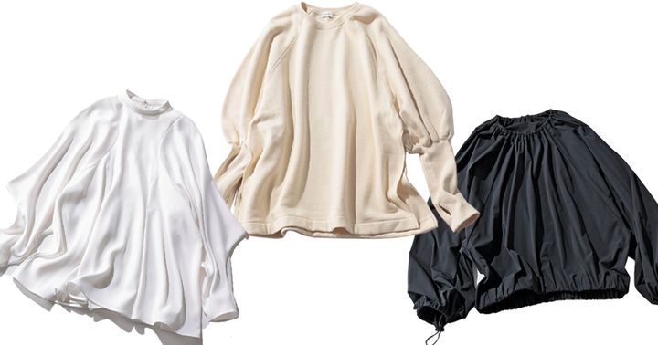 エンフォルドの裾フレアの白トップスとマノフのAラインスウェットとエミの黒のドロストブラウス