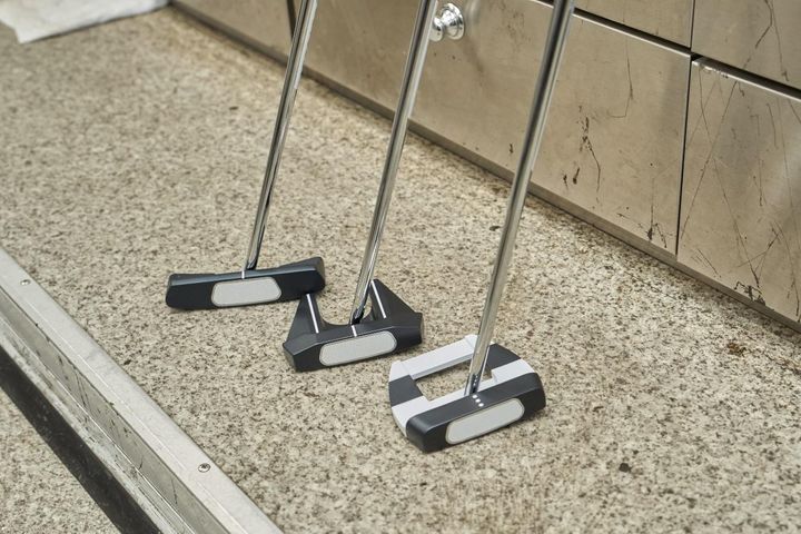 座る, 横たわる, カウンター, 立つ が含まれている画像自動的に生成された説明