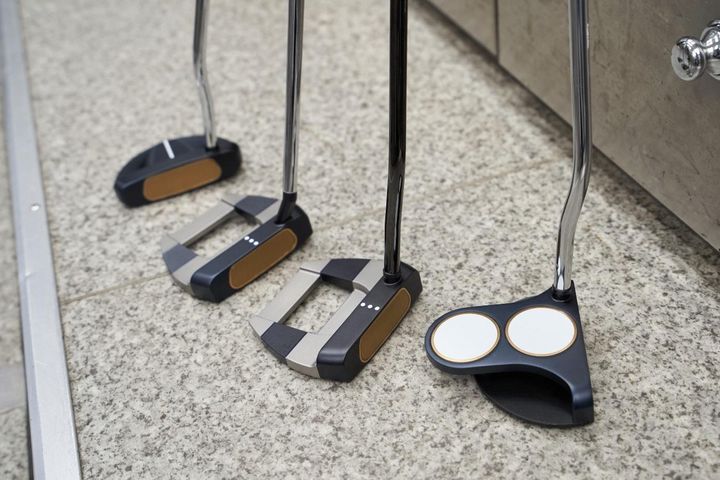 屋内, 座る, テーブル, 横たわる が含まれている画像自動的に生成された説明