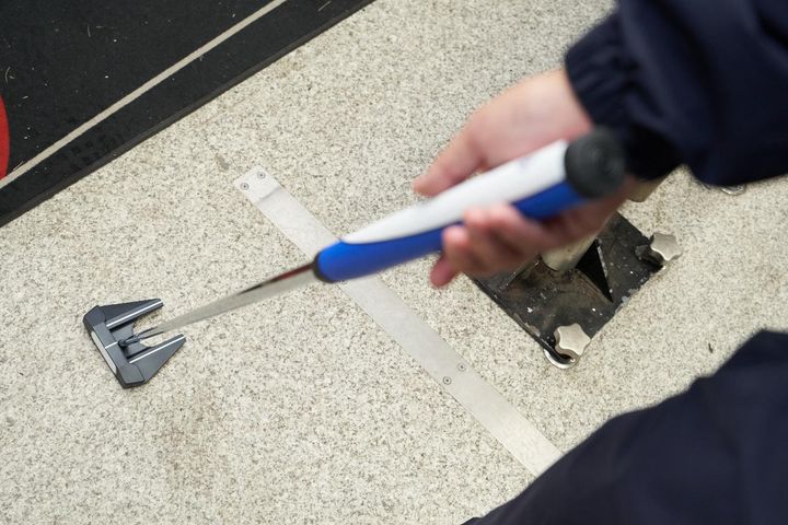 人, 屋外, 道路, 少年 が含まれている画像自動的に生成された説明