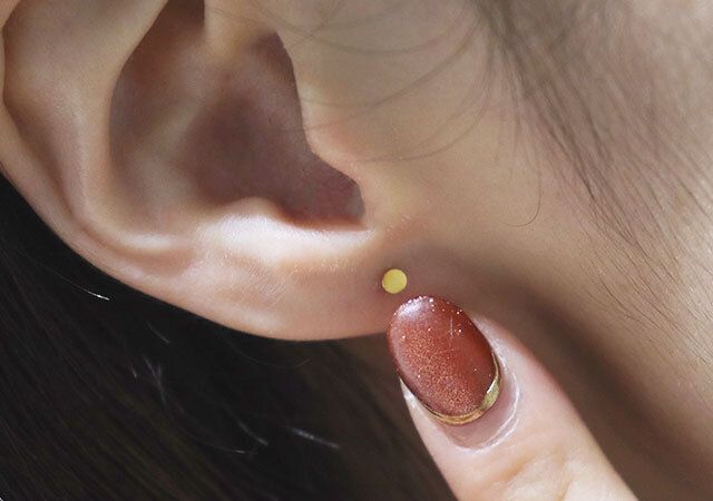 ダイソー ステンレス極小ピアス18G サイズ感