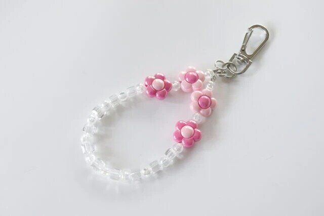 ダイソー フラワービーズキーホルダー（白、桃）