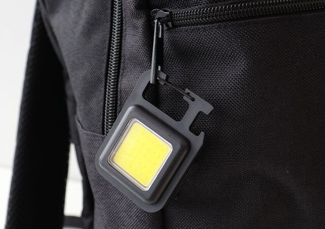 ダイソーの充電式COBライト500ルーメンのカラビナ