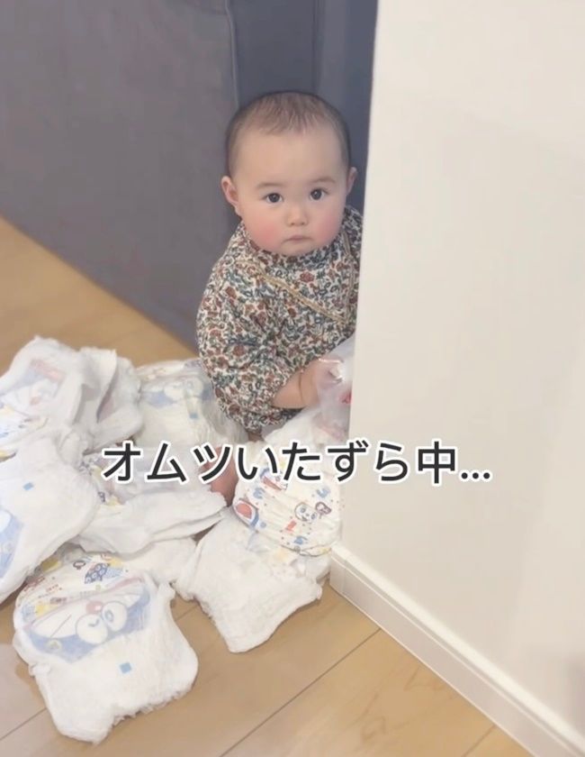 おむつをいたずらする赤ちゃん