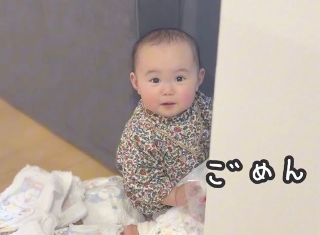 おむつをいたずらする赤ちゃん