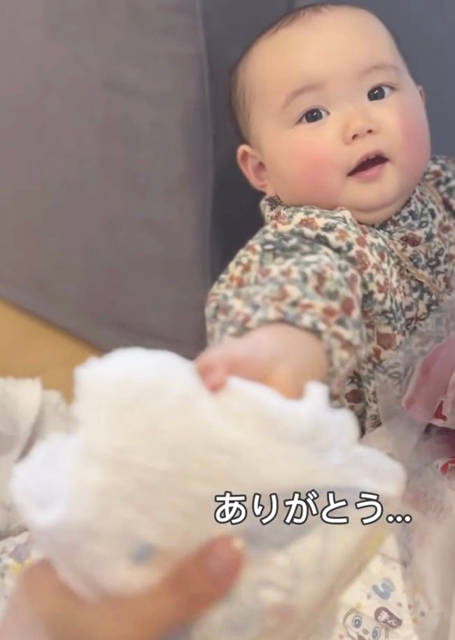 おむつをいたずらする赤ちゃん