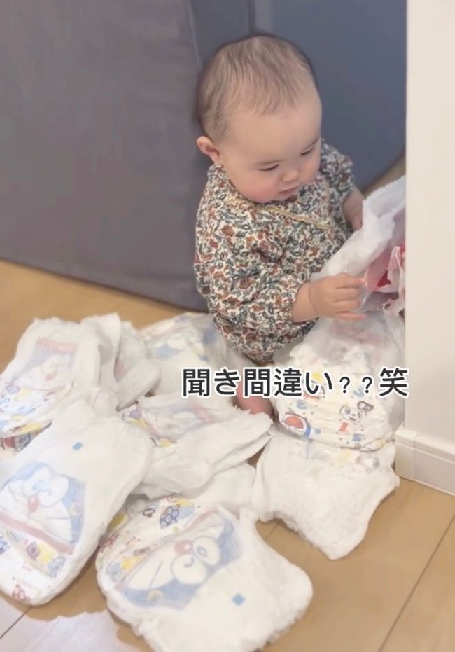 おむつをいたずらする赤ちゃん