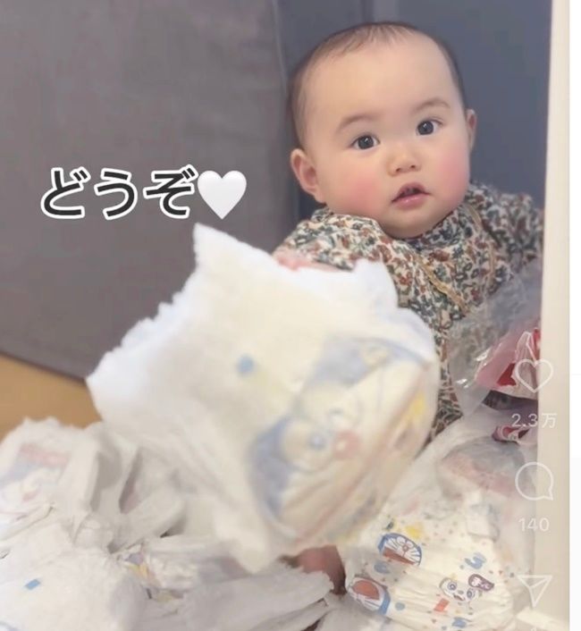 おむつをいたずらする赤ちゃん