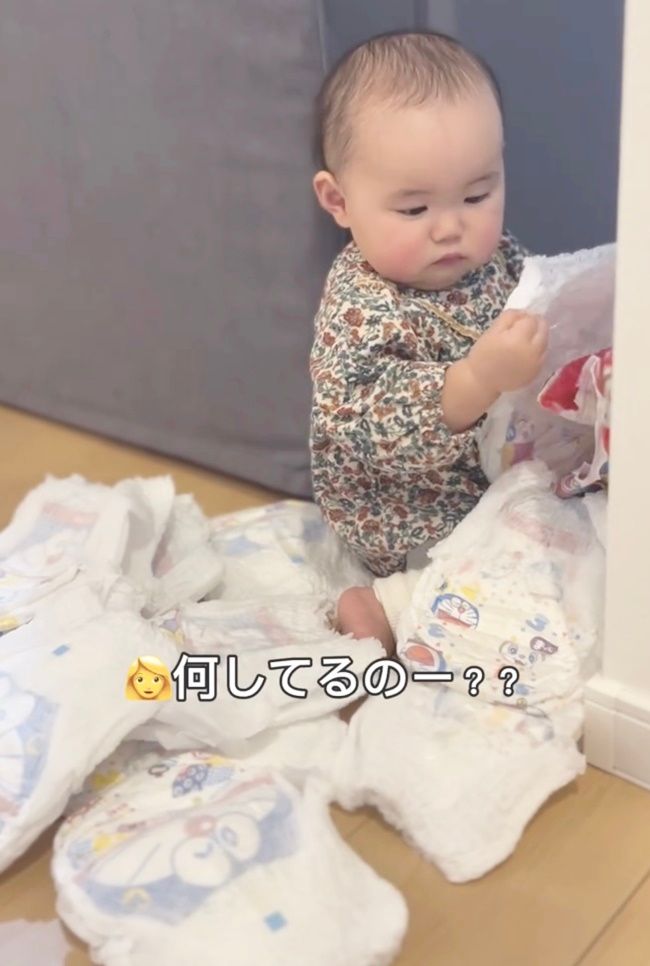 おむつをいたずらする赤ちゃん