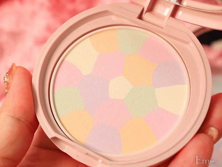 即完の予感・・・！今だけ、ピンクのツイードデザインになったキャンメイクのパウダーに一目惚れ必須♪