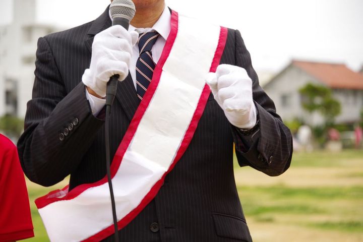 選挙活動をする政治家