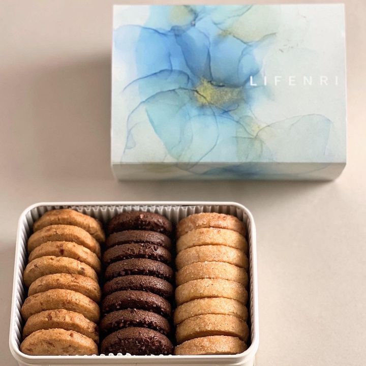 「サブレアソルティ ラメール缶」¥2,970。こちらは塩をテーマにしたサブレの詰め合わせで通年販売品。キャラメルノワゼット、ガレットブルトンヌショコラ、ディアマンバニーユの3種類各8枚入り。それぞれ産地の違う塩を使用し、塩みと旨みが絶妙なバランス！