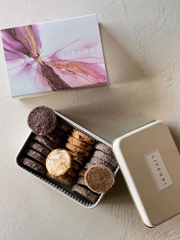 「サブレアソルティ グレース缶」¥2,970。※秋冬限定商品（10月〜1月末予定）。ショコラマカダミア、ラムレザン、ロイヤルアッサムの3種類のサブレが8枚ずつ入りで、たっぷり楽しめる！