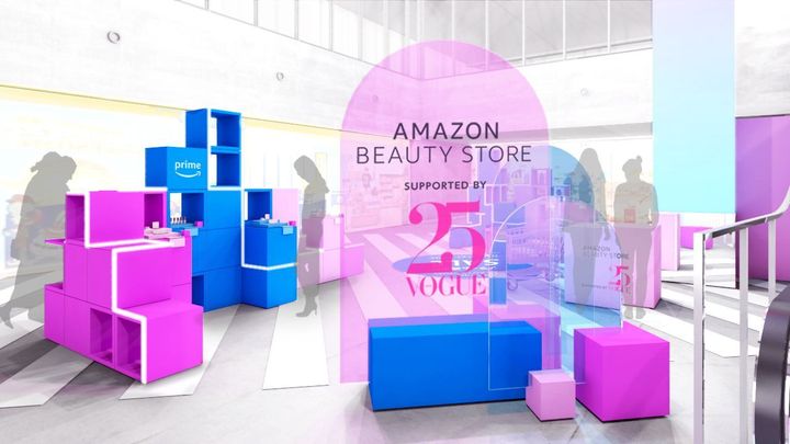 VOGUE JAPAN 25thのピンクとプライムブルーで彩られた華やかな空間に、多数のコスメを展示。