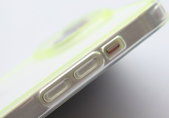 ダイソー 蓄光スマホケース（14＆13、イエロー） 操作性