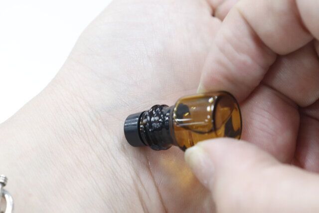 ダイソー アロマ容器（ロールタイプ、香水遮光瓶、2.4mL、3個） 使用例