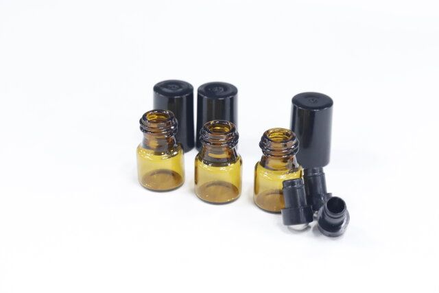 ダイソー アロマ容器（ロールタイプ、香水遮光瓶、2.4mL、3個） 内容量