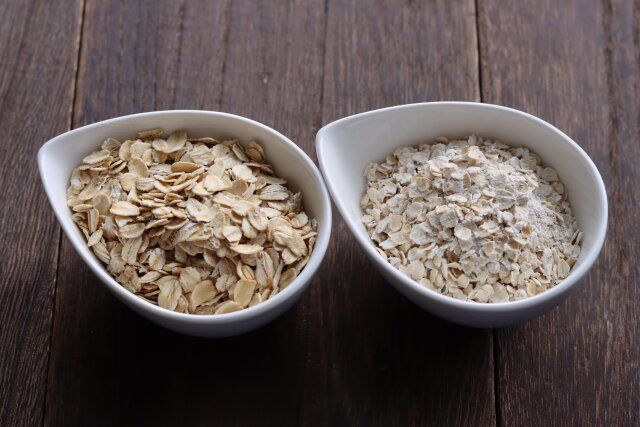 左側 ロールドオートミール（ロールドオーツ） 右側 インスタントオートミール