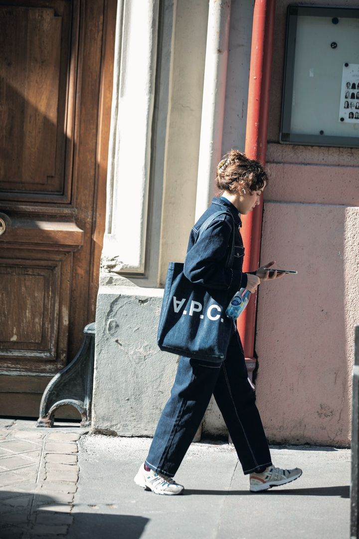 デニムコーデの極み！ インディゴブルーで統一したおしゃれなコーデ