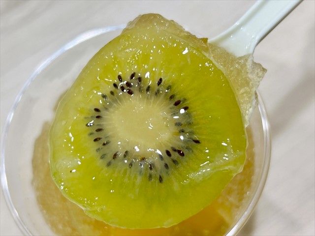 成城石井自家製 凍頂烏龍茶と3種フルーツのジャスミンゼリーのせ キウイアップ