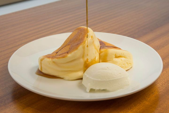 「帯広の森」980円。生クリームとメイプルシロップは自分でかける