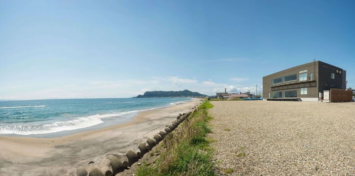 右側の建物が「六花亭 漁火通店」。正面に見えるのは函館のシンボル「函館山」