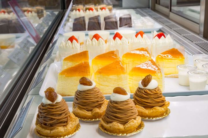生菓子のケーキも販売。「モンブラン」320円や「チーズスフレ」280円、「ショートケーキ」320円など、夕方には売り切れ続出の人気商品