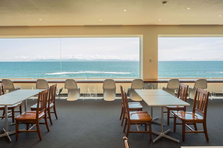 2階の喫茶室。晴れた日には津軽海峡の向こうに青森県の下北半島が見えることも