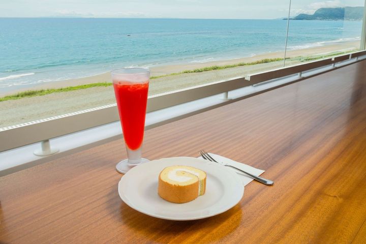 「極楽ロール」300円は、六花亭喫茶室の定番ドリンク「イチゴジュース」530円と一緒に