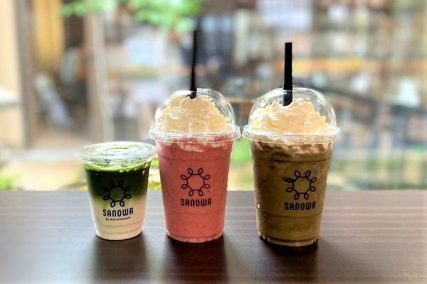 左から抹茶ラテ（S）380円、ほうじ茶フラッペ580円、ストロベリーフラッペ570円
