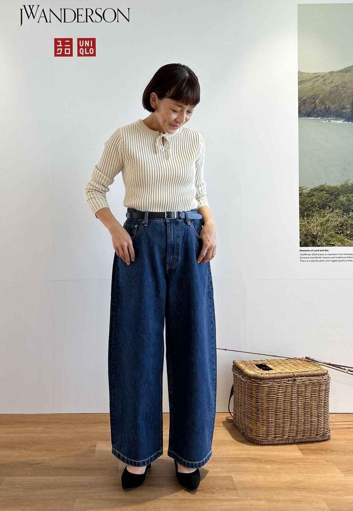 画像: 【UNIQLO and JW ANDERSON】ワイドフィットジーンズ¥4,990 ※一部店舗にて発売 ※メンズのLサイズを着用、リブタイネックセーター¥3,990、【UNIQLO】クリーンベルト¥2,990 ※佐藤さんの身長：165㎝、Mサイズを着用 www.uniqlo.com