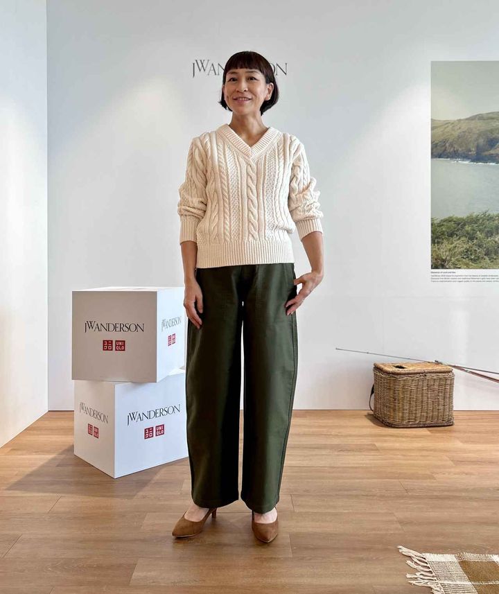画像: 【UNIQLO and JW ANDERSON】ケーブルVネックセーター ¥3,990、カーブパンツ¥4,990 ※一部店舗にて発売 ※佐藤さんの身長：165㎝、Mサイズを着用 www.uniqlo.com