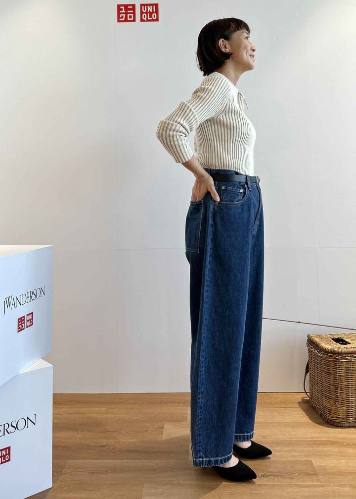 画像: 【UNIQLO and JW ANDERSON】ワイドフィットジーンズ¥4,990 ※一部店舗にて発売 ※Lサイズを着用、リブタイネックセーター¥3,990、【UNIQLO】クリーンベルト¥2,990 ※佐藤さんの身長：165㎝、Mサイズを着用 www.uniqlo.com