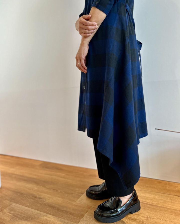 画像: 【UNIQLO and JW ANDERSON】フランネルアシメトリックヘムワンピース ¥4,990、２WAYタックストレートパンツ¥4,990 ※ともに一部店舗にて発売 www.uniqlo.com