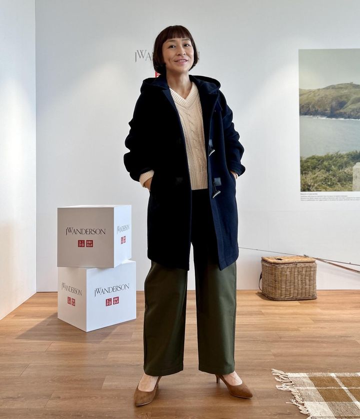 画像: 【UNIQLO and JW ANDERSON】ウールブレンドダッフルコート ¥14,900、カーブパンツ¥4,990 ※ともに一部店舗にて発売、ケーブルVネックセーター ¥3,990 ※佐藤さんの身長：165㎝、Mサイズを着用 www.uniqlo.com