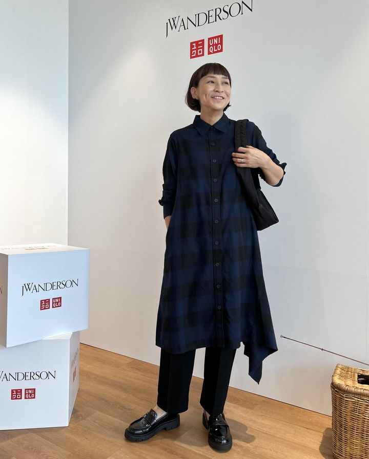 画像: 【UNIQLO and JW ANDERSON】フランネルアシメトリックヘムワンピース ¥4,990、２WAYタックストレートパンツ¥4,990 ※ともに一部店舗にて発売、クロスボディバッグ¥1,990 ※佐藤さんの身長：165㎝、Mサイズを着用 www.uniqlo.com