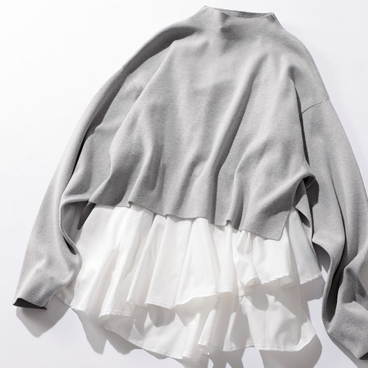 エレンディークのグレーのニットと白のブラウスがコンビになったトップス