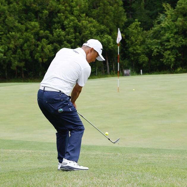 左足下がりのアプローチは“左足体重”と“フォローを低く”が鉄則