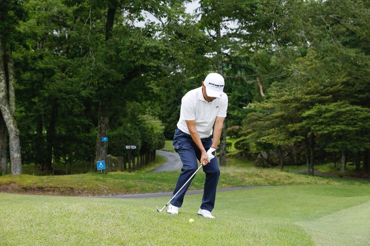 左足下がりのアプローチは“左足体重”と“フォローを低く”が鉄則