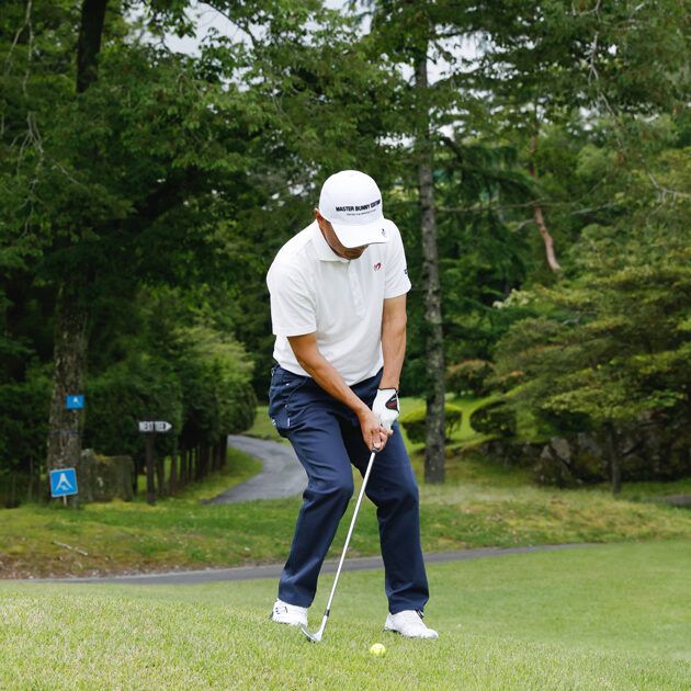 左足下がりのアプローチは“左足体重”と“フォローを低く”が鉄則