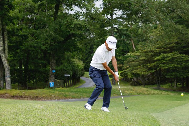 左足下がりのアプローチは“左足体重”と“フォローを低く”が鉄則