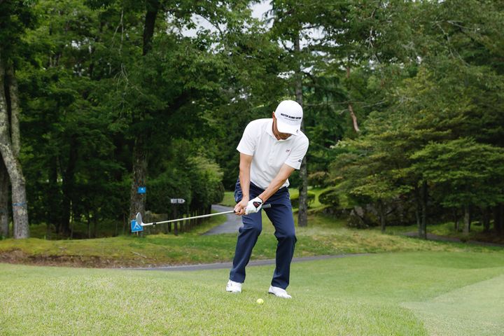 左足下がりのアプローチは“左足体重”と“フォローを低く”が鉄則
