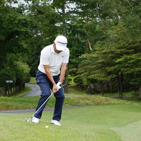 左足下がりのアプローチは“左足体重”と“フォローを低く”が鉄則