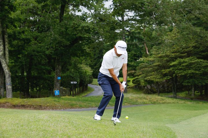 左足下がりのアプローチは“左足体重”と“フォローを低く”が鉄則