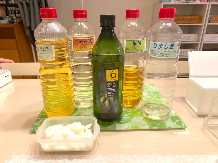 写真手前から反時計回りにムルムルバター、パームオイル、パーム核油、オリーブオイル、米油、ひまし油