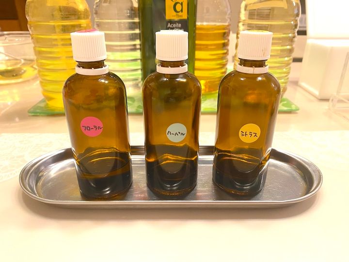 写真左からフローラルブレンド、ハーバルブレンド、シトラスブレンドの精油