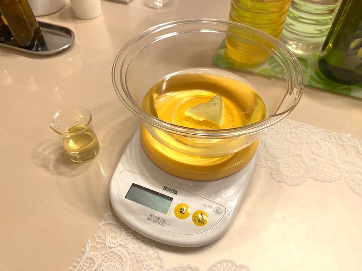 写真左からオリーブオイル、油脂を合わせたボウル