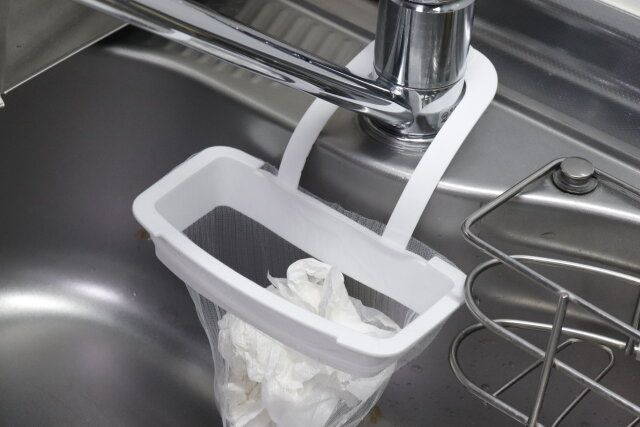 ダイソーの蛇口に掛ける水切りネットホルダーの使用例