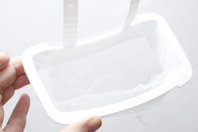 ダイソーの蛇口に掛ける水切りネットホルダーにネットをセット