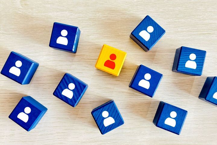 人のアイコンが描かれたブロック、多数の青の中に一つの黄色